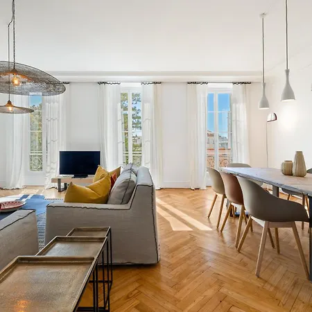 Renting - Victor - Historic Palace Luxury 3 Bedrooms Parking