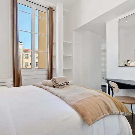 公寓 Renting - Victor - Historic Palace Luxury 3 Bedrooms Parking *