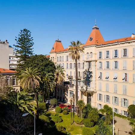 Renting - Victor - Historic Palace Luxury 3 Bedrooms Parking *