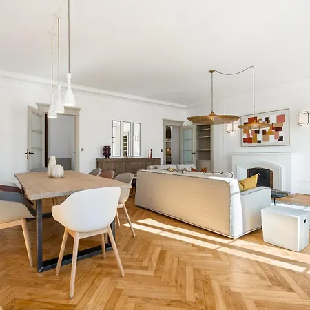 公寓 Renting - Victor - Historic Palace Luxury 3 Bedrooms Parking *