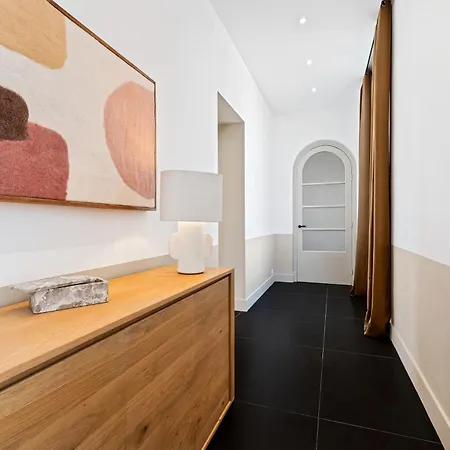 Renting - Victor - Historic Palace Luxury 3 Bedrooms Parking *