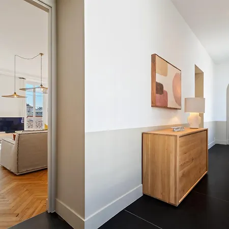 Renting - Victor - Historic Palace Luxury 3 Bedrooms Parking