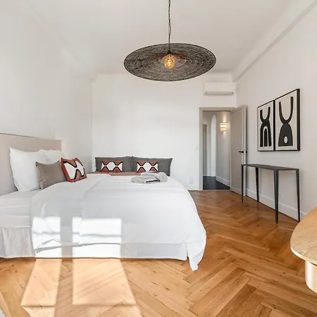 Renting - Victor - Historic Palace Luxury 3 Bedrooms Parking *