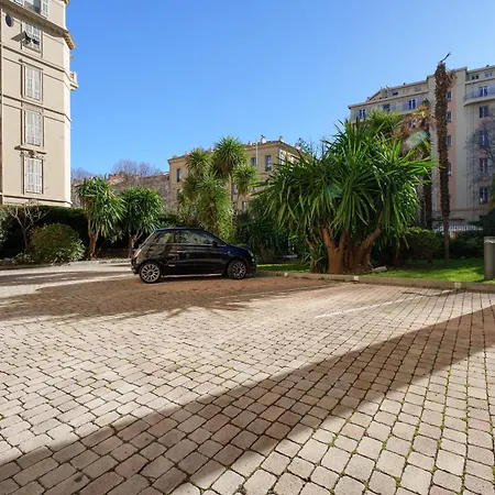 Renting - Victor - Historic Palace Luxury 3 Bedrooms Parking