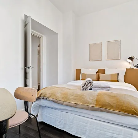 公寓 Renting - Victor - Historic Palace Luxury 3 Bedrooms Parking *